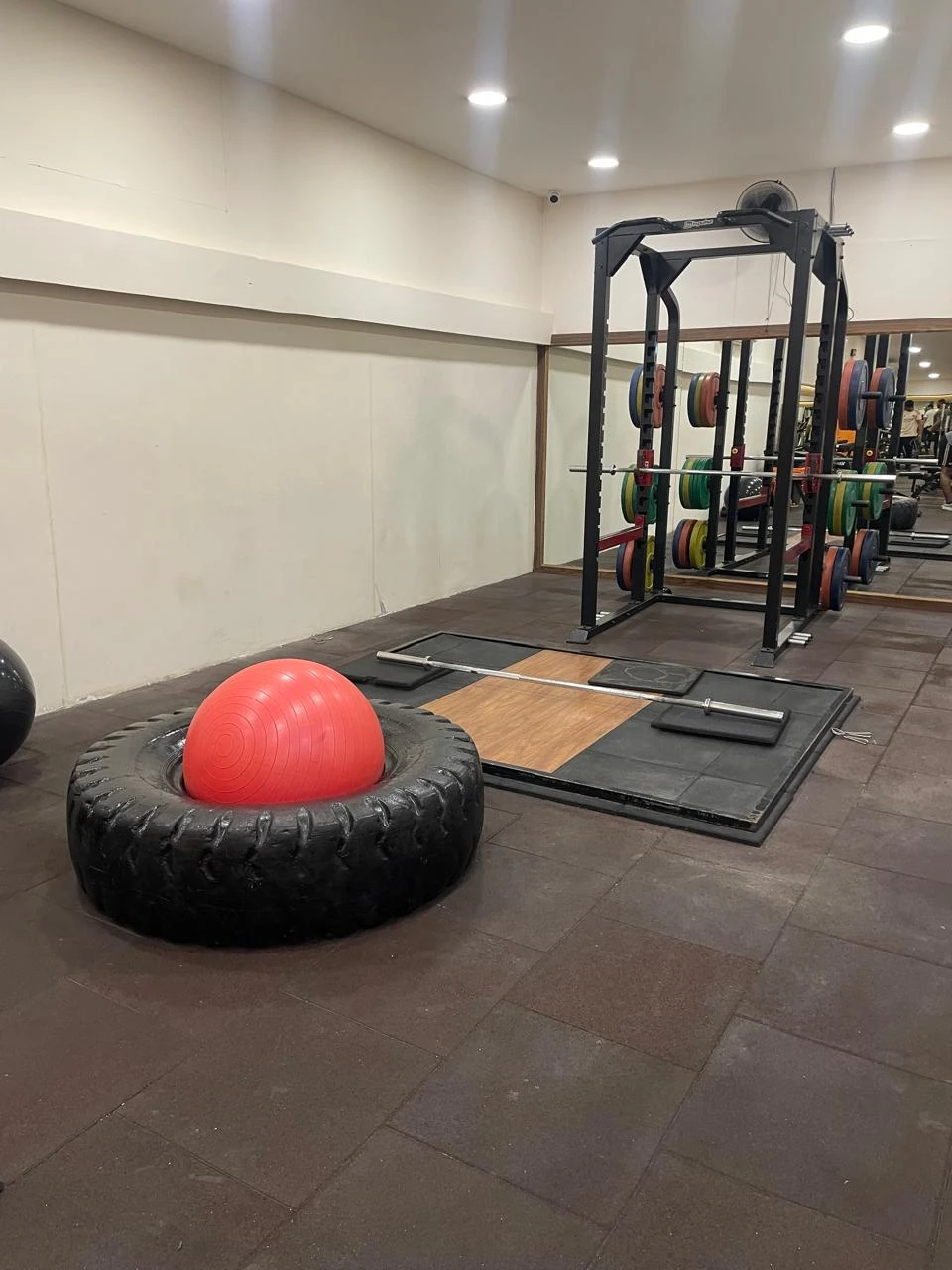 Strength floor with racks and platforms